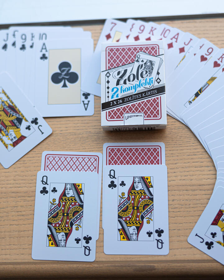 Zolītes kāršu paciņas saturs. Divi komplekti ar zolītes kārtīm, katram komplektam citādākas muguriņas.