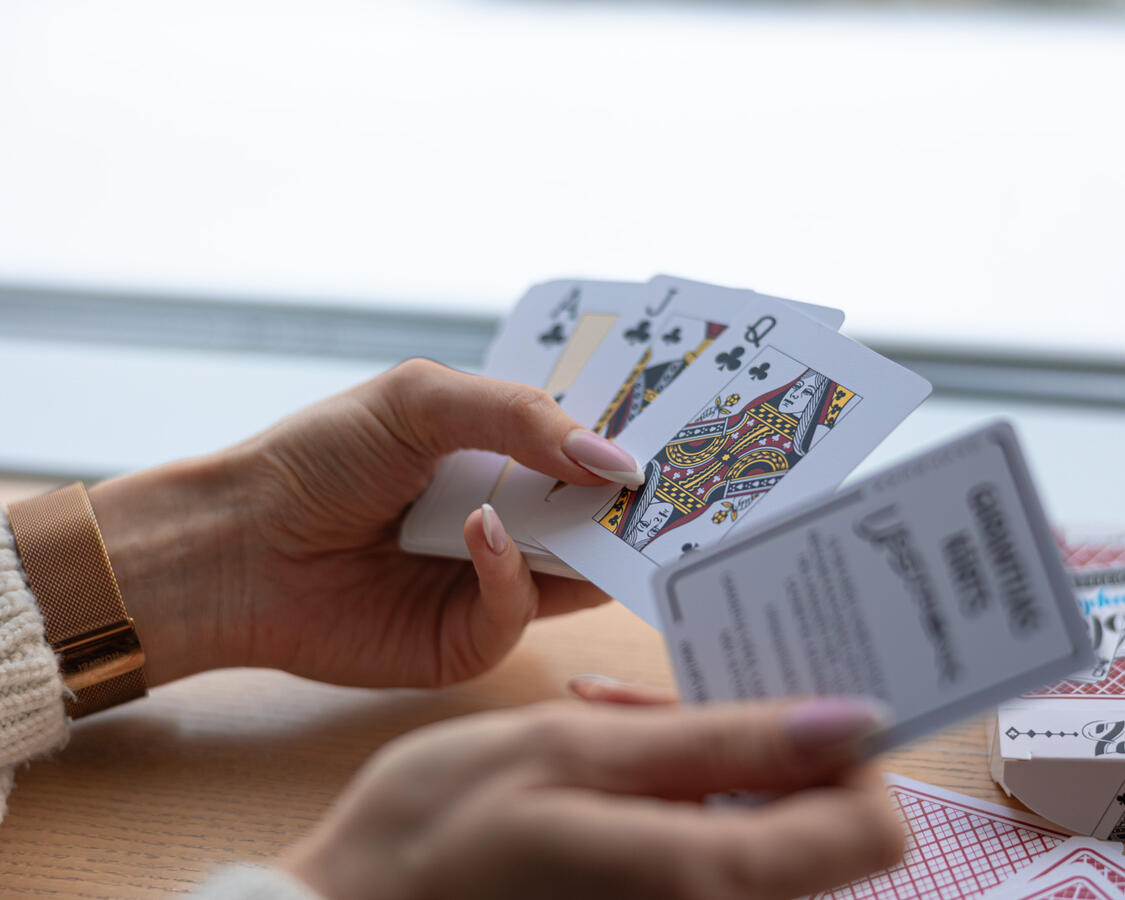 Zolītes kārtis sievietes rokās